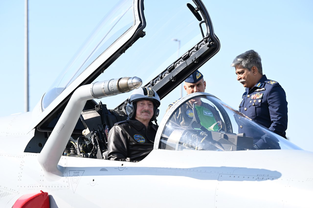 İlham Əliyev “JF-17C” təyyarəsinin sükanı arxasında – FOTO/VİDEO - foto 3
