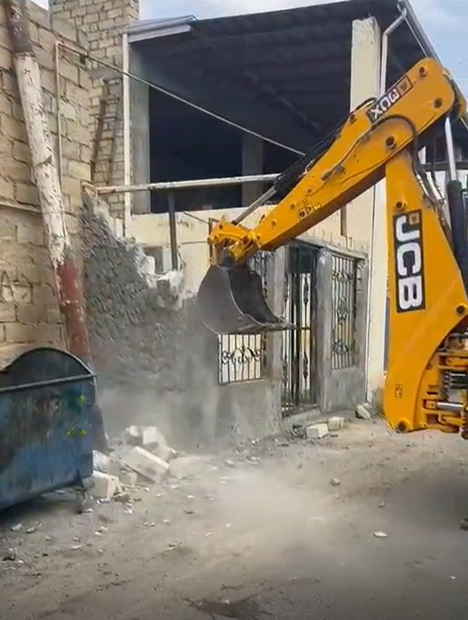 Gəncədə qanunsuz tikili söküldü – FOTO/VİDEO - foto 1