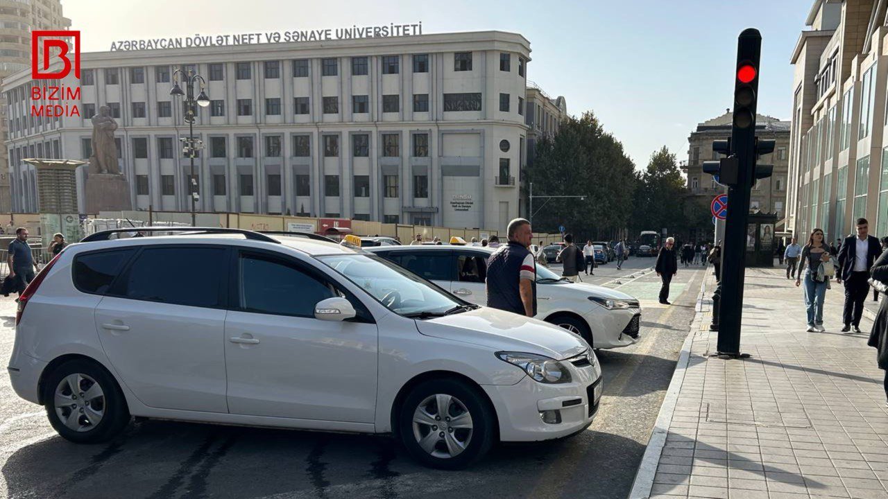 Taksilər “28 Mall”ın qarşısındakı velosiped zolağını duracağa çeviriblər – FOTOFAKT - foto 1