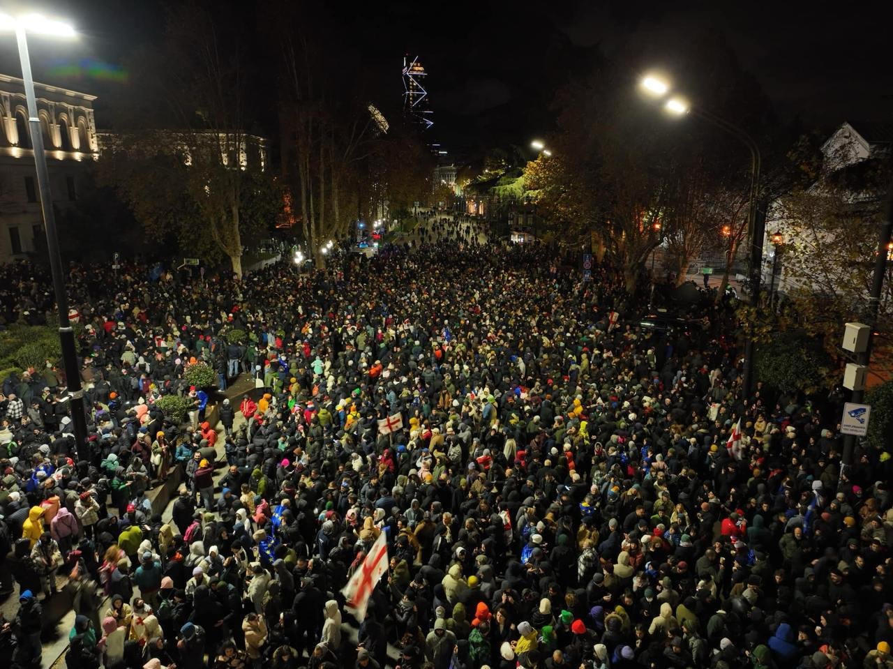 Tbilisidə polislə etirazçılar arasında qarşıdurma olub - FOTO/VİDEO - foto 1