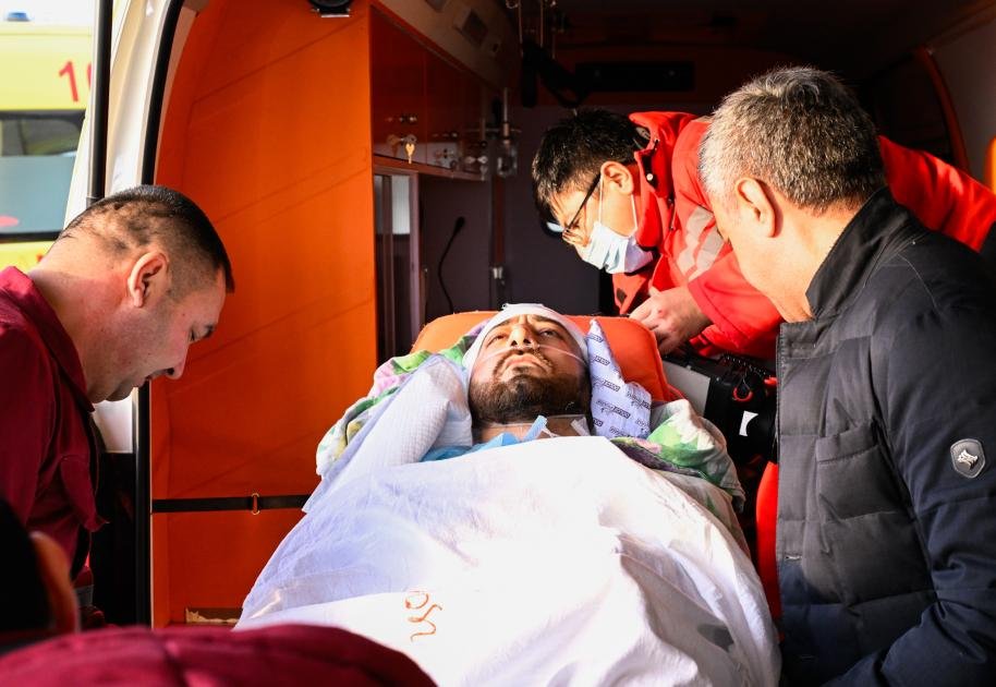 Təyyarə qəzasında sağ qalanlar Aktaudan Azərbaycana yola salınır – FOTO - foto 5