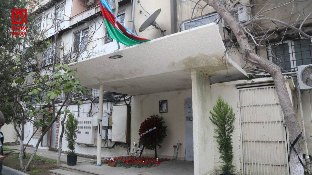 Mərhum pilot İqor Kşnyakinin xatirəsi yaşadığı binanın önündə belə yad olunur - FOTO/VİDEO - foto 5