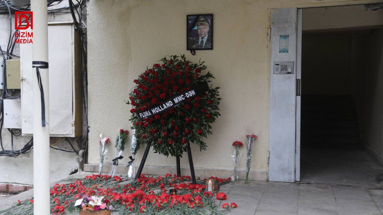 Mərhum pilot İqor Kşnyakinin xatirəsi yaşadığı binanın önündə belə yad olunur - FOTO/VİDEO - foto 6