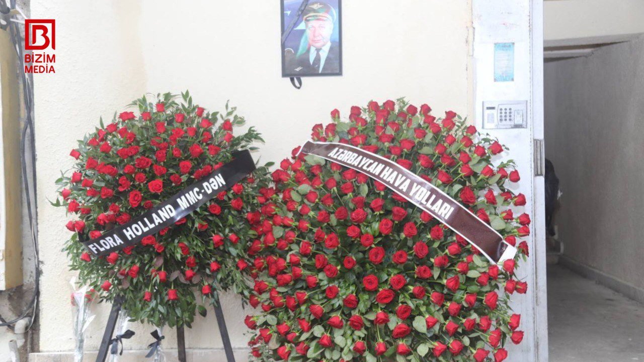 Mərhum pilot İqor Kşnyakinin xatirəsi yaşadığı binanın önündə belə yad olunur - FOTO/VİDEO - foto 3