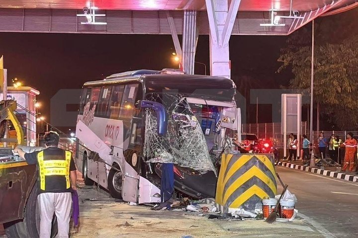 Tailandda turistləri daşıyan avtobus qəzaya düşdü: 30 yaralı var – FOTO/VİDEO - foto 1