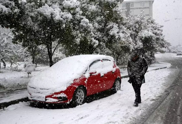Güclü qar İstanbulda həyatı iflic etdi - VİDEO - foto 3