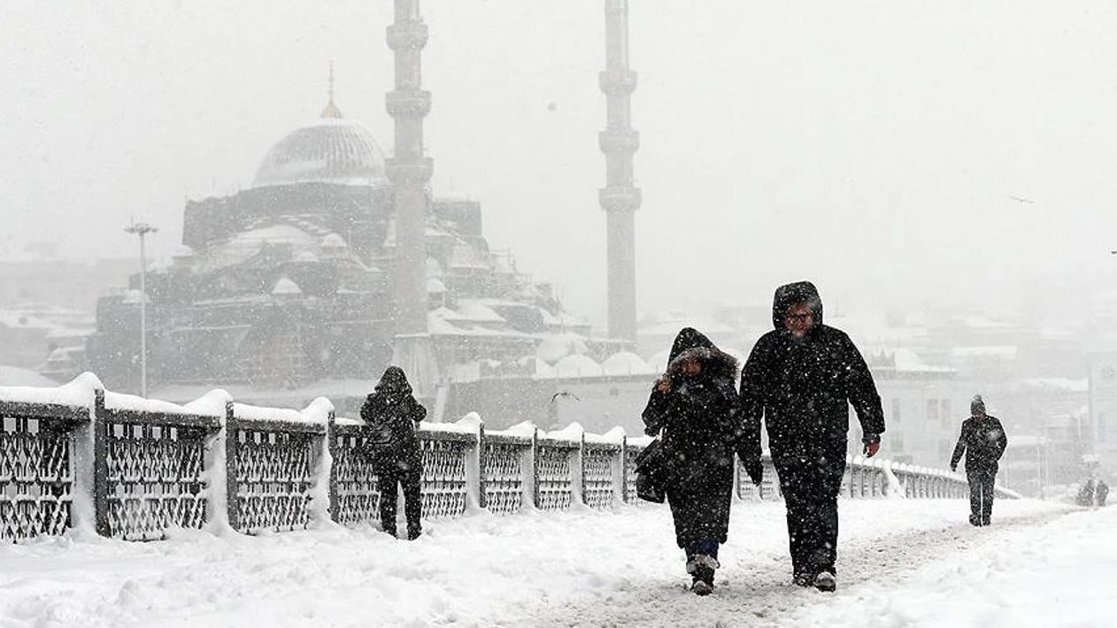 Güclü qar İstanbulda həyatı iflic etdi - VİDEO - foto 1