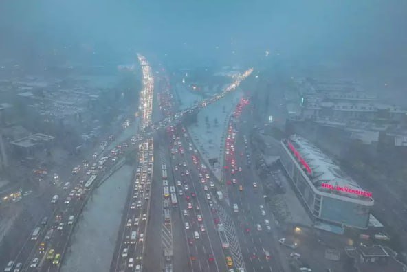 Güclü qar İstanbulda həyatı iflic etdi - VİDEO - foto 2