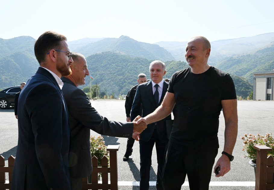 Prezident “Balland – Kəlbəcər balı, arı və arıçılıq məhsulları mağazası”nın açılışında - FOTO/VİDEO - foto 6