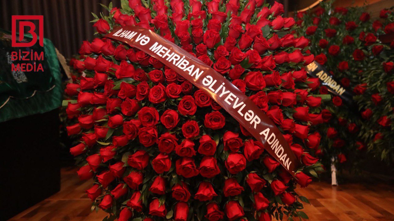 Prezident və xanımı Ramiz Quliyevlə vida mərasiminə əklil göndərdi - FOTO - foto 1