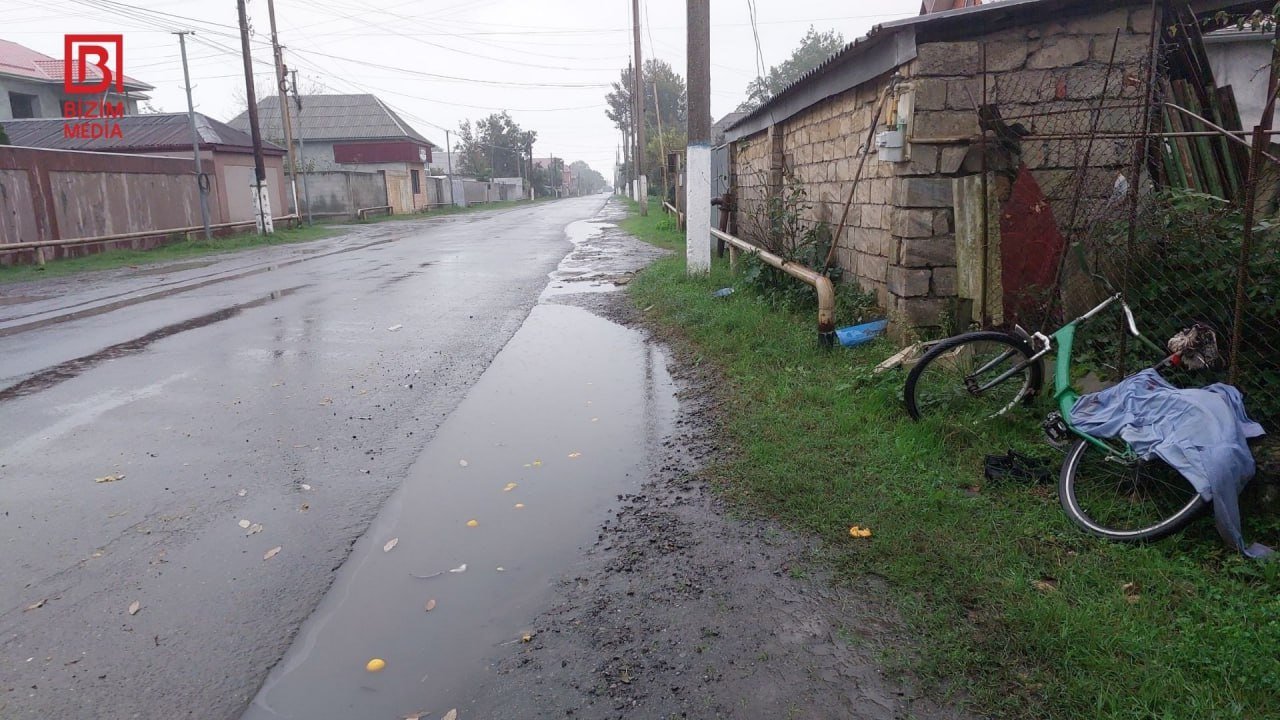 Lənkəranda avtomobil velosipedçini vurdu – Vəziyyəti ağırdır - FOTO - foto 2