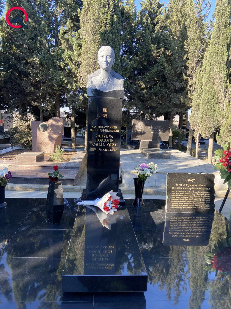 Təyyarə qəzasında həlak olan ekipaj üzvlərinin büstü qoyuldu – FOTO/VİDEO - foto 6