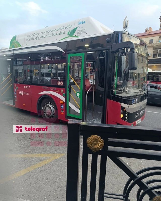 Bakıda sərxoş sərnişin avtobusun şüşəsini qırdı - FOTO - foto 2