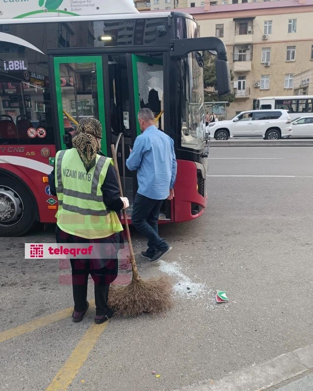 Bakıda sərxoş sərnişin avtobusun şüşəsini qırdı - FOTO - foto 3
