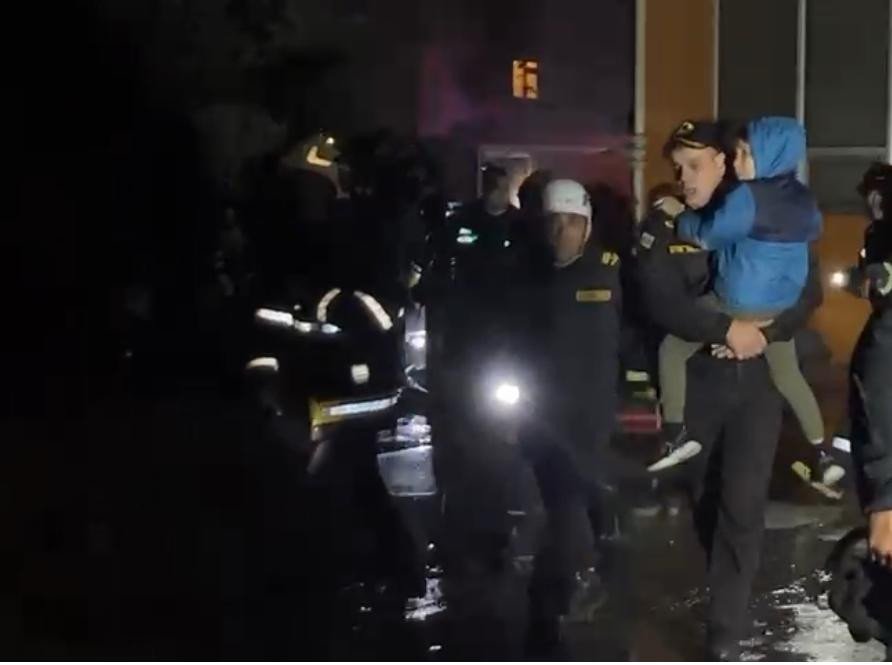 Bakıdakı güclü yanğın SÖNDÜRÜLDÜ - FOTO/VİDEO - foto 3