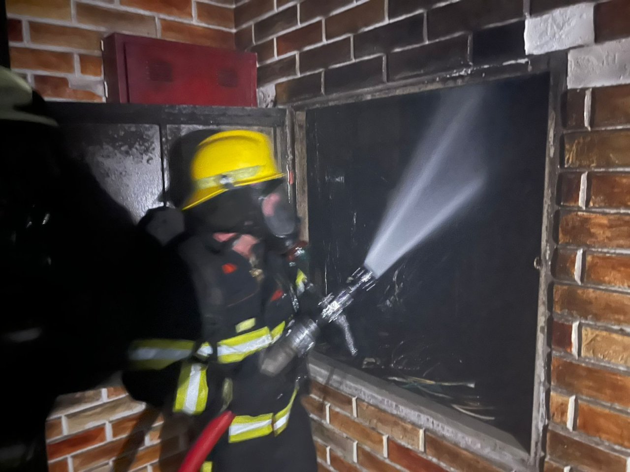 Bakıdakı güclü yanğın SÖNDÜRÜLDÜ - FOTO/VİDEO - foto 1