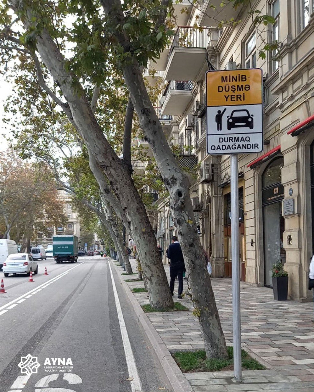 Daha bir küçədə avtobus zolağında minib-düşmə yeri yaradıldı – FOTO - foto 2
