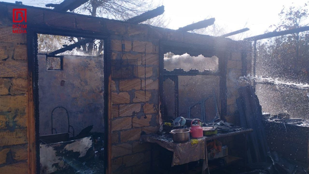 Kürdəmirdə ev yanaraq külə döndü – FOTO - foto 1
