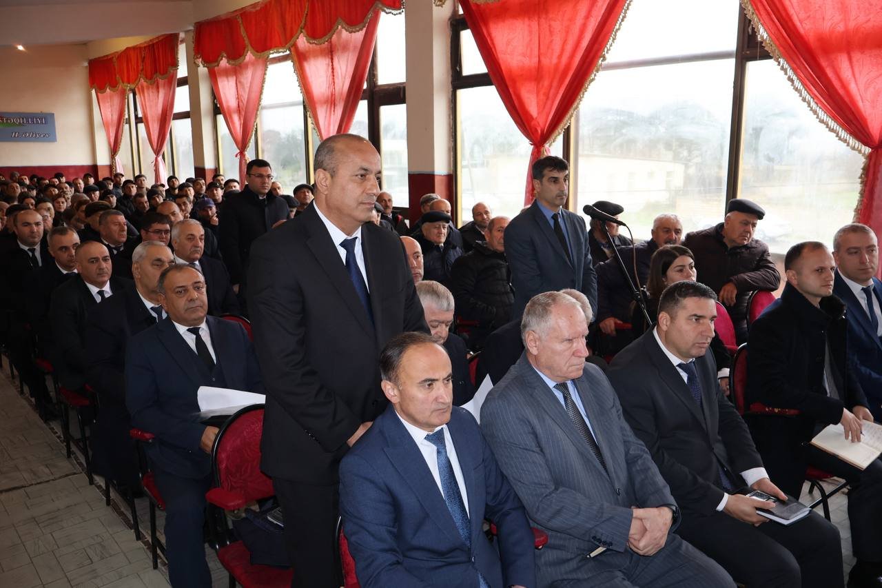 Şirvanlı sakinləri kənd yolları ilə bağlı problemləri rayon rəhbərinə çatdırdılar - FOTO - foto 2