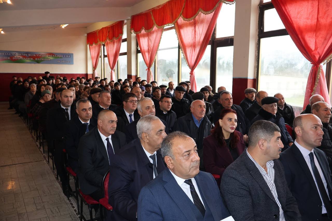 Şirvanlı sakinləri kənd yolları ilə bağlı problemləri rayon rəhbərinə çatdırdılar - FOTO - foto 1