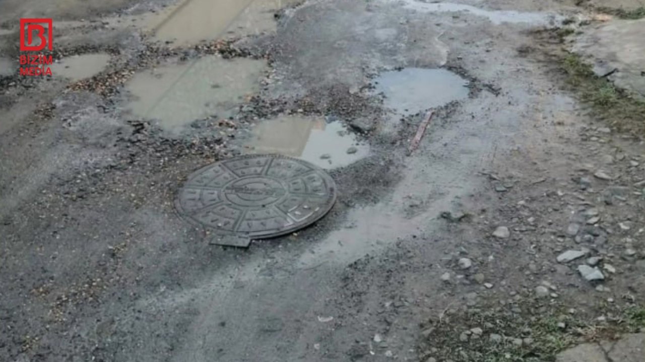 Şəki sakinlərinin yol PROBLEMİ: Bu küçədə piyada və maşınlar çətin vəziyyətdə – FOTO - foto 1