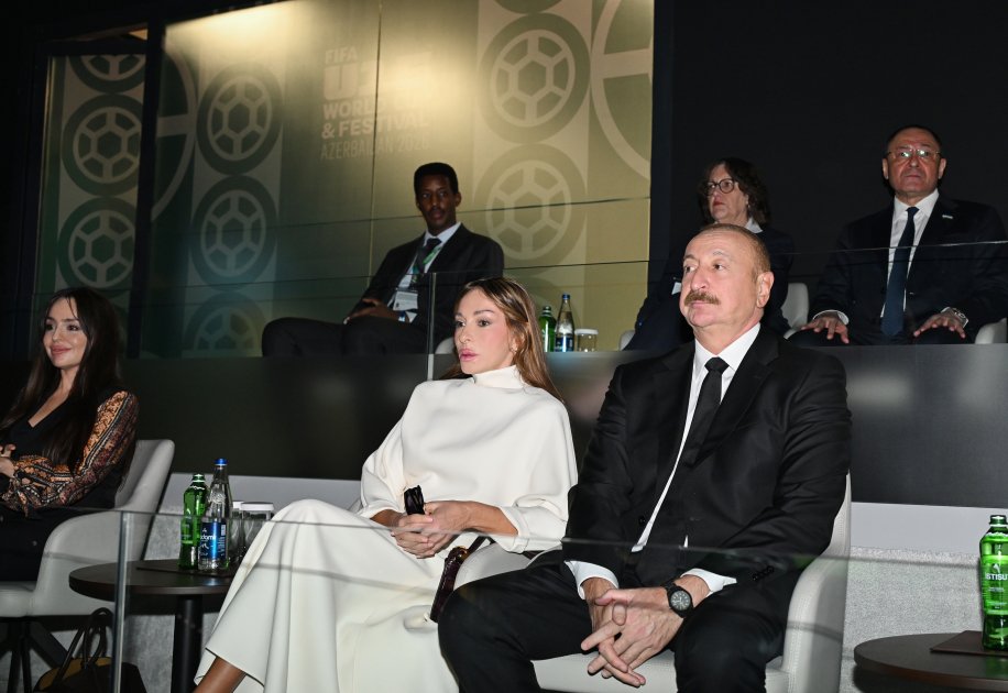 Prezident ailəsi ilə FIFA U-15 dünya çempionatının açılış mərasimini izlədi - YENİLƏNİB - FOTOLAR - foto 6