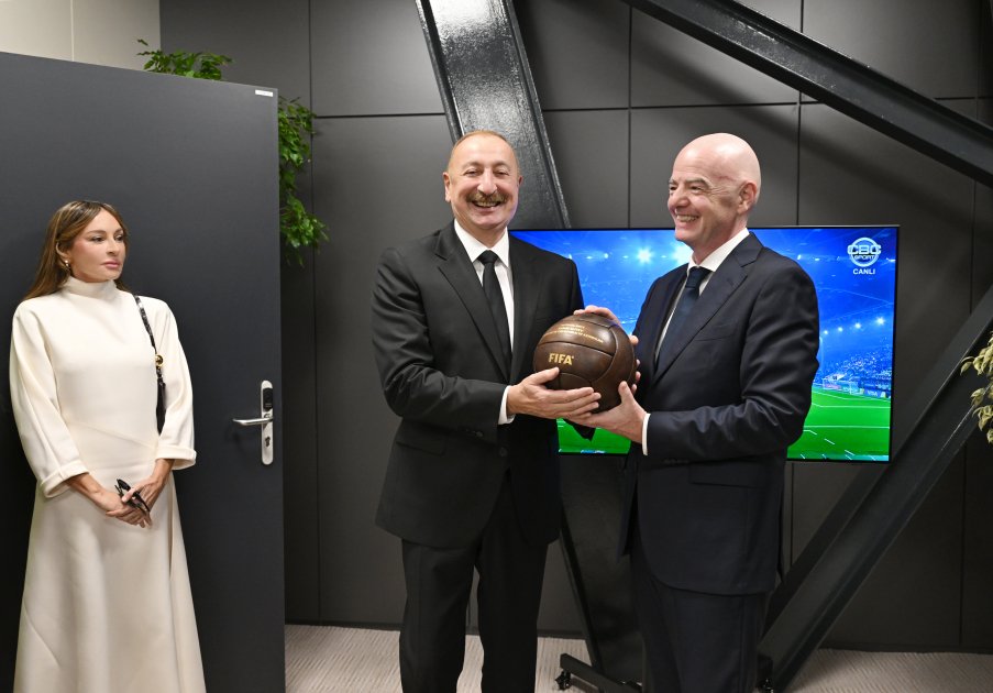 Prezident ailəsi ilə FIFA U-15 dünya çempionatının açılış mərasimini izlədi - YENİLƏNİB - FOTOLAR - foto 11