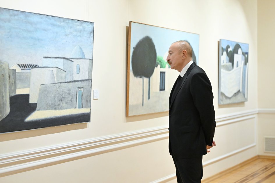 İlham Əliyev ailə üzvləri ilə retrospektiv sərgidə - FOTO - foto 7