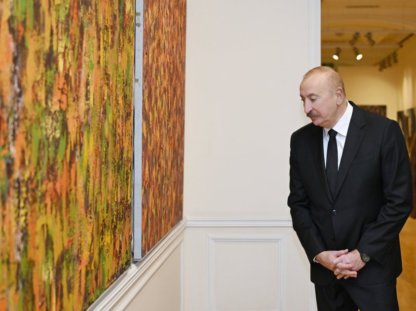 İlham Əliyev ailə üzvləri ilə retrospektiv sərgidə - FOTO - foto 4
