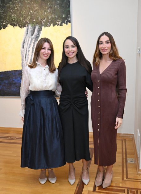 İlham Əliyev ailə üzvləri ilə retrospektiv sərgidə - FOTO - foto 14