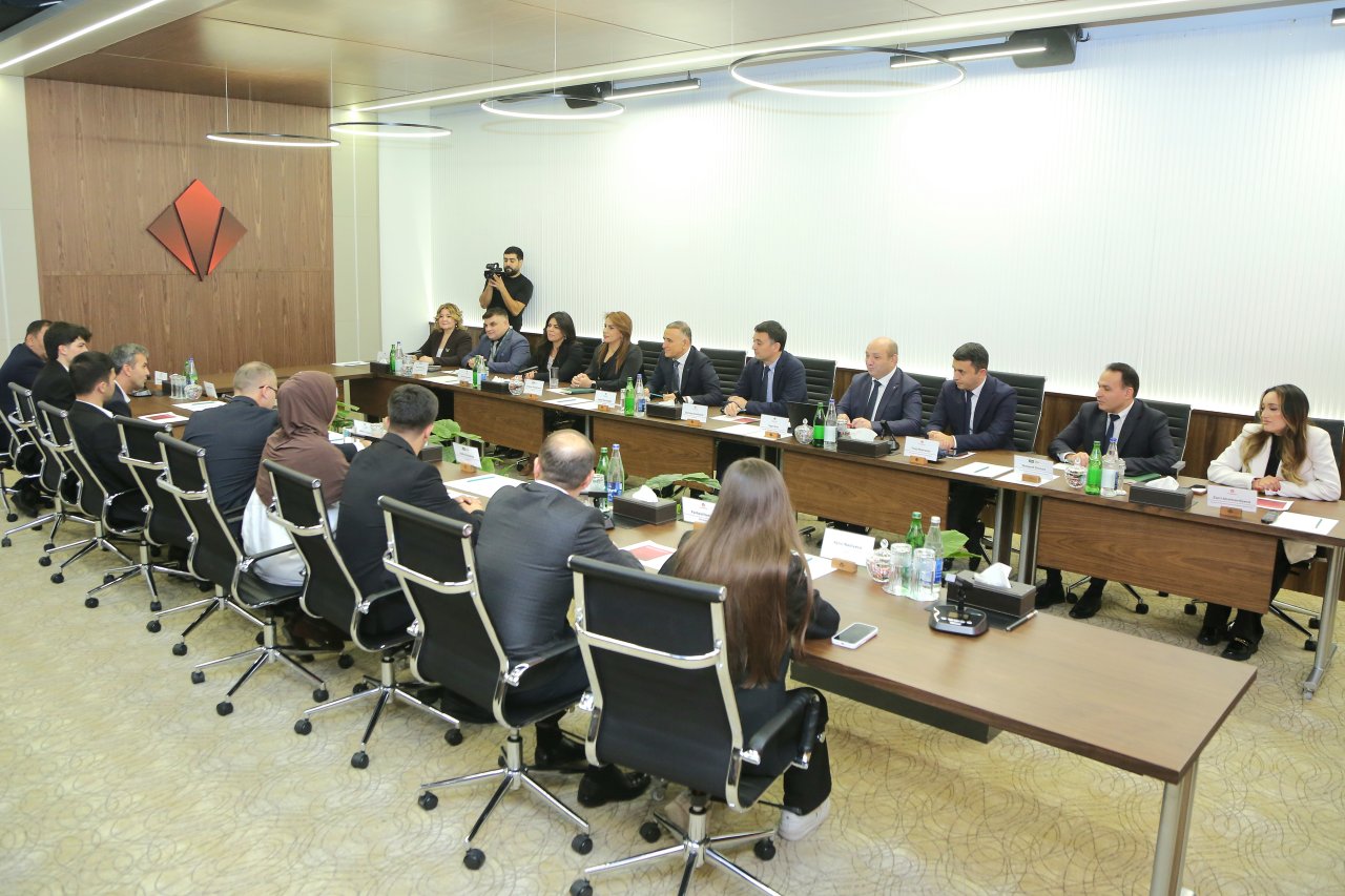 Veysəloğlu Şirkətlər Qrupunda Prezident təqaüdçüsü olan əməkdaş övladları ilə görüş keçirilib - FOTO - foto 1