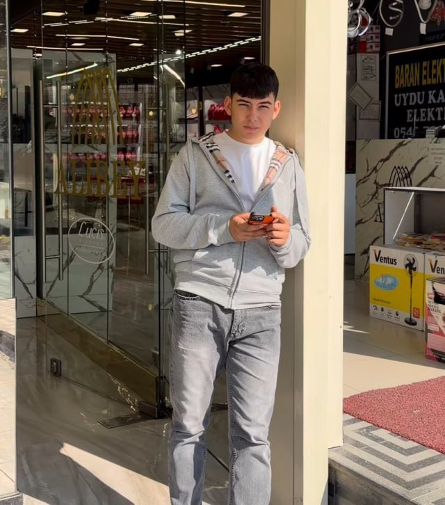 Arda Gülərin uşaqlıq dostu: “O dünya ulduzudur, mən isə zərgərlik mağazasında işləyirəm” – FOTO - foto 1
