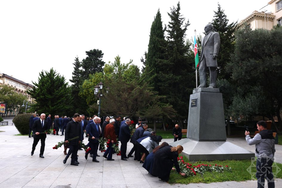 Deputatlar Atatürkün Bakıdakı abidəsini ziyarət etdi – FOTO - foto 2