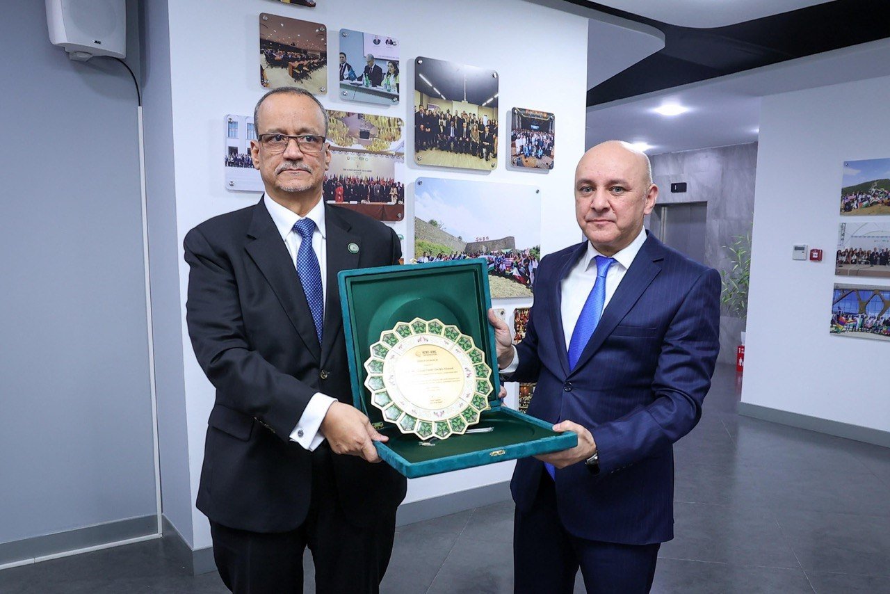 İƏT-in Baş katibi Bakıda təhsil alan xarici tələbələrlə görüşüb – FOTO - foto 2