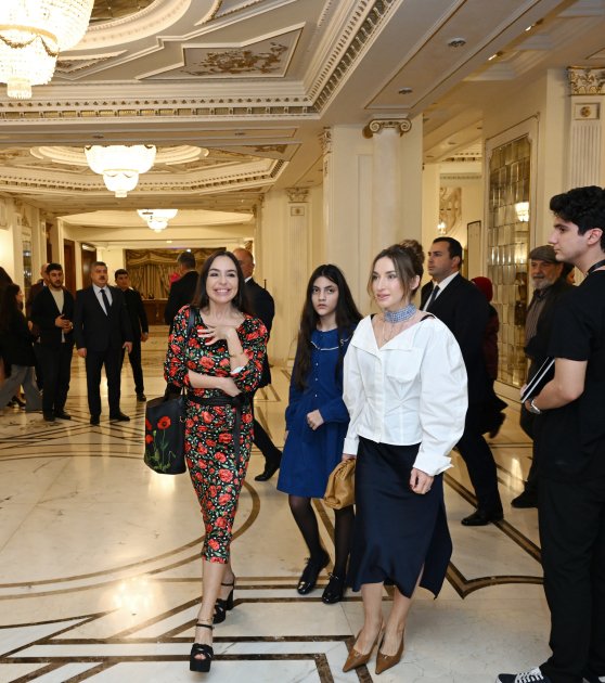 Mehriban Əliyeva "Qağayı” tamaşasının təqdimatında iştirak etdi - FOTO - foto 2
