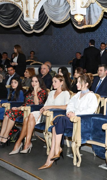 Mehriban Əliyeva "Qağayı” tamaşasının təqdimatında iştirak etdi - FOTO - foto 3