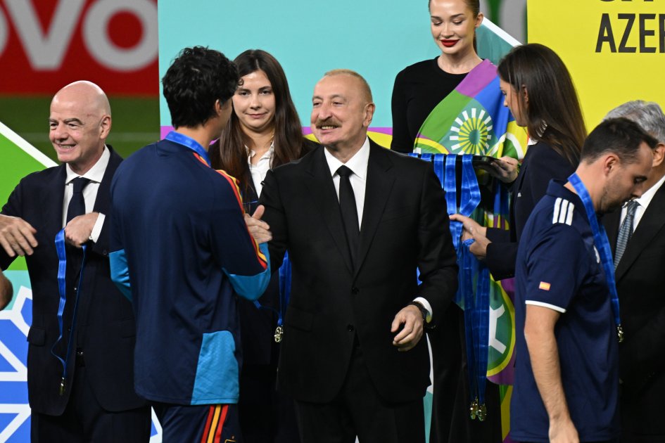 Prezident U-15 dünya çempionatının qaliblərinə kuboku təqdim etdi - Foto -Video - foto 5