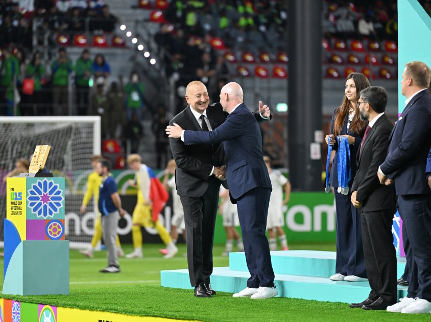 Prezident U-15 dünya çempionatının qaliblərinə kuboku təqdim etdi - Foto -Video - foto 2