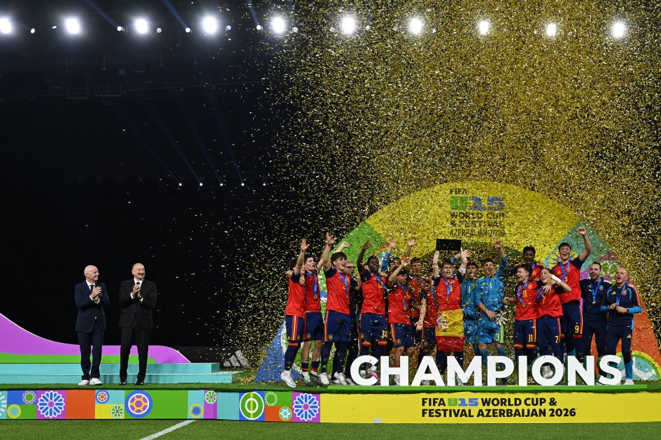 Prezident U-15 dünya çempionatının qaliblərinə kuboku təqdim etdi - Foto -Video - foto 15