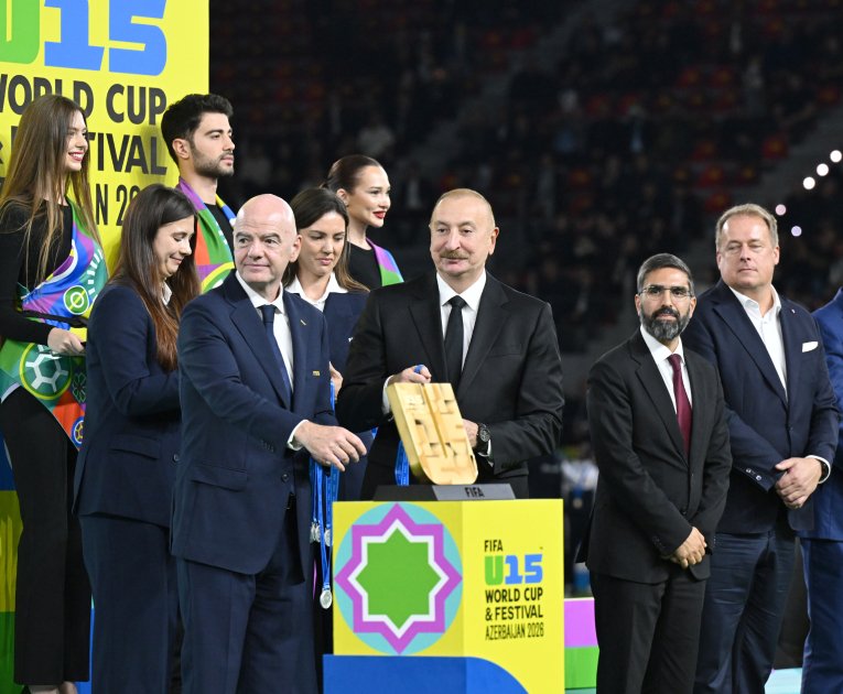 Prezident U-15 dünya çempionatının qaliblərinə kuboku təqdim etdi - Foto -Video - foto 3