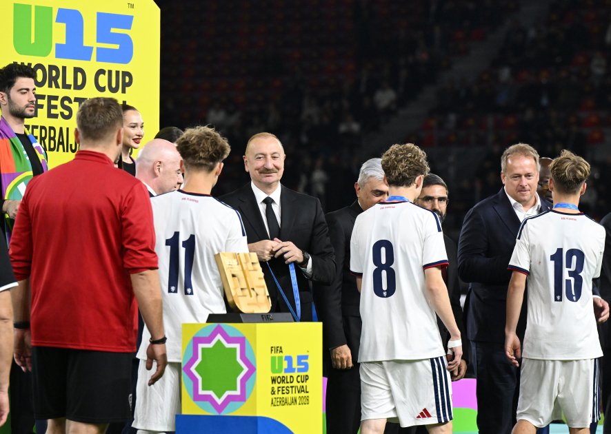 Prezident U-15 dünya çempionatının qaliblərinə kuboku təqdim etdi - Foto -Video - foto 8