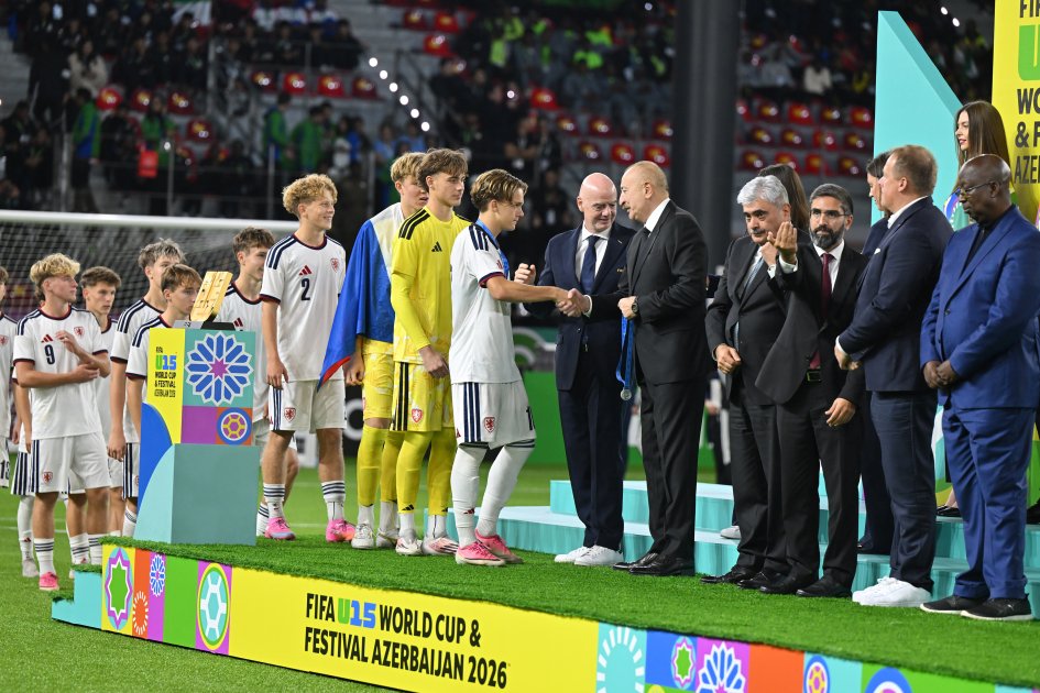 Prezident U-15 dünya çempionatının qaliblərinə kuboku təqdim etdi - Foto -Video - foto 4