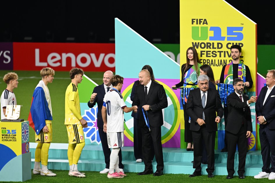 Prezident U-15 dünya çempionatının qaliblərinə kuboku təqdim etdi - Foto -Video - foto 6