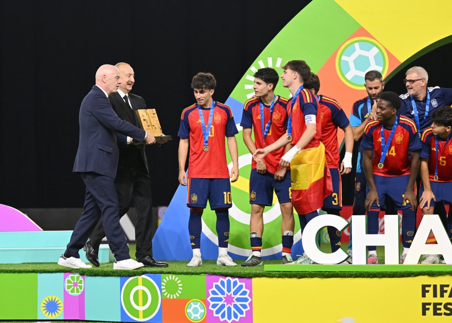 Prezident U-15 dünya çempionatının qaliblərinə kuboku təqdim etdi - Foto -Video - foto 13