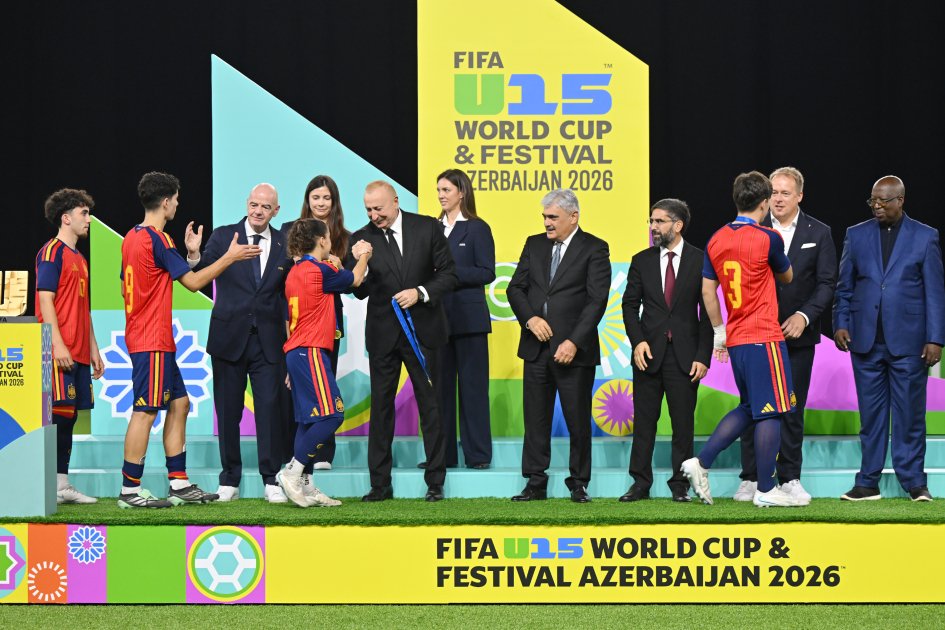 Prezident U-15 dünya çempionatının qaliblərinə kuboku təqdim etdi - Foto -Video - foto 11