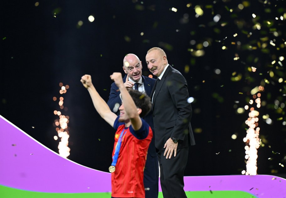 Prezident U-15 dünya çempionatının qaliblərinə kuboku təqdim etdi - Foto -Video - foto 20