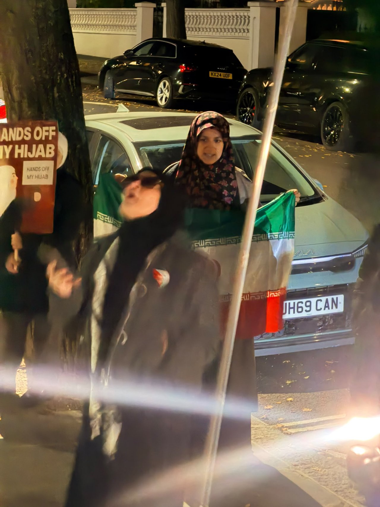 Azərbaycanın Londondakı səfirliyinin qarşısında təxribat - Video - foto 2