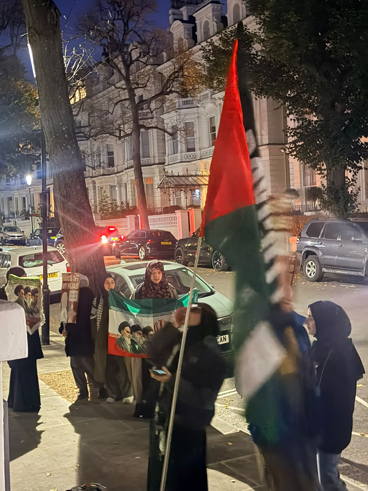 Azərbaycanın Londondakı səfirliyinin qarşısında təxribat - Video - foto 1