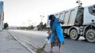 Yolu süpürən qadını maşın vurub öldürdü