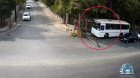 Bakıda QƏZA: Avtobus işıqforu yararsız vəziyyətə saldı - VİDEO